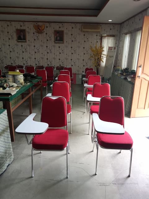 Sewa kursi kuliah dudukan merah