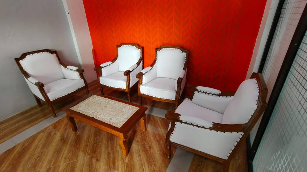 sewa kursi VIP kayu Gambir Jakarta Pusat